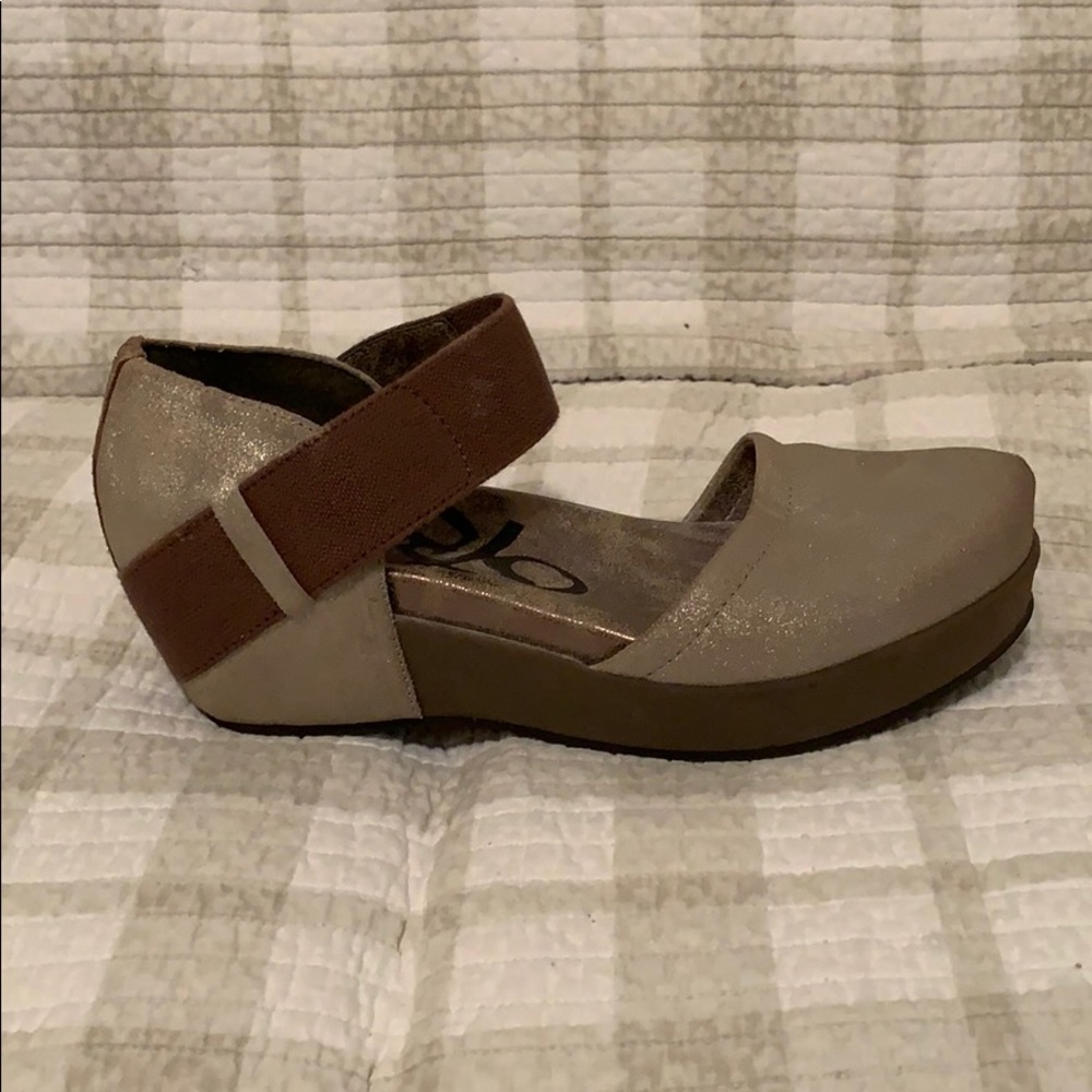 OTBT Beautiful Tan/Gold Shoes